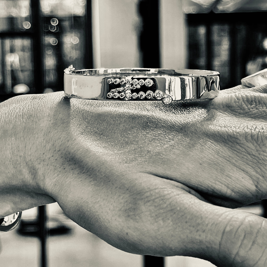 DIAMONDS, The LETTER Bangle, gold/white