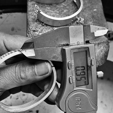 DIAMONDS, The LETTER Bangle, gold/white