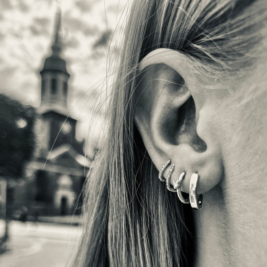 ALIGNED, Baguette huggies 12,5mm Oval 0,175ct, Gold/White