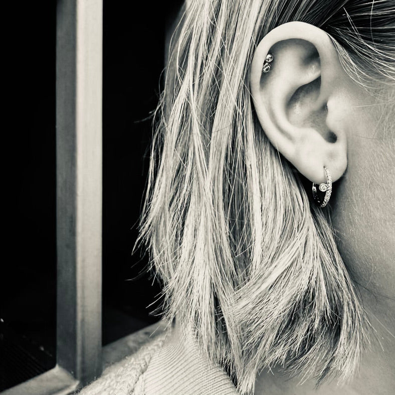 OLYMPIA, E0s Bezel-side huggies, 0,21ct 11mm, Gold/White