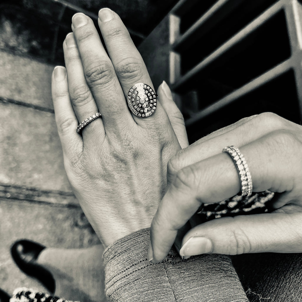 NEW VINTAGE, Large Classic Oval Ring, Gold/White
