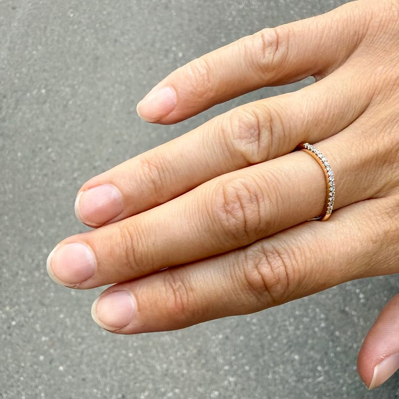 Aligned, 1/3-Line Curved 0,10 ct, Gold/White