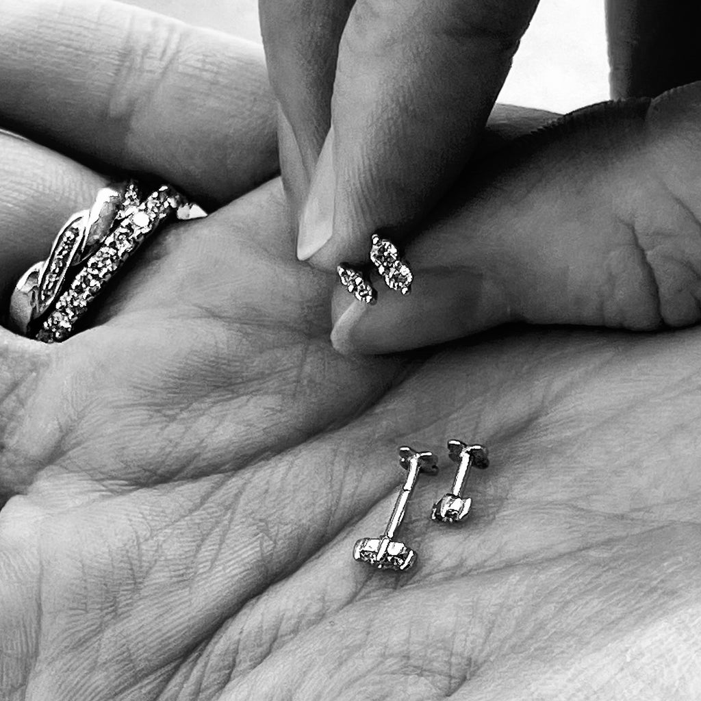 OLYMPIA, Hekate mini PIERCING Stud, Gold/White