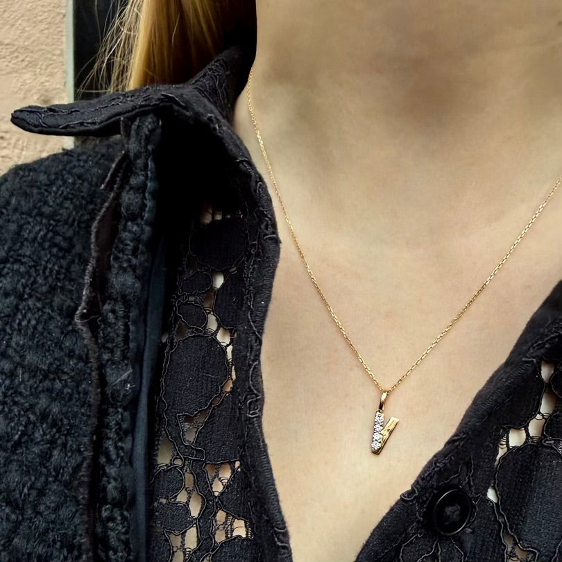 LETTERS, V Diamond Pendant 0,10ct, Gold/Diamonds