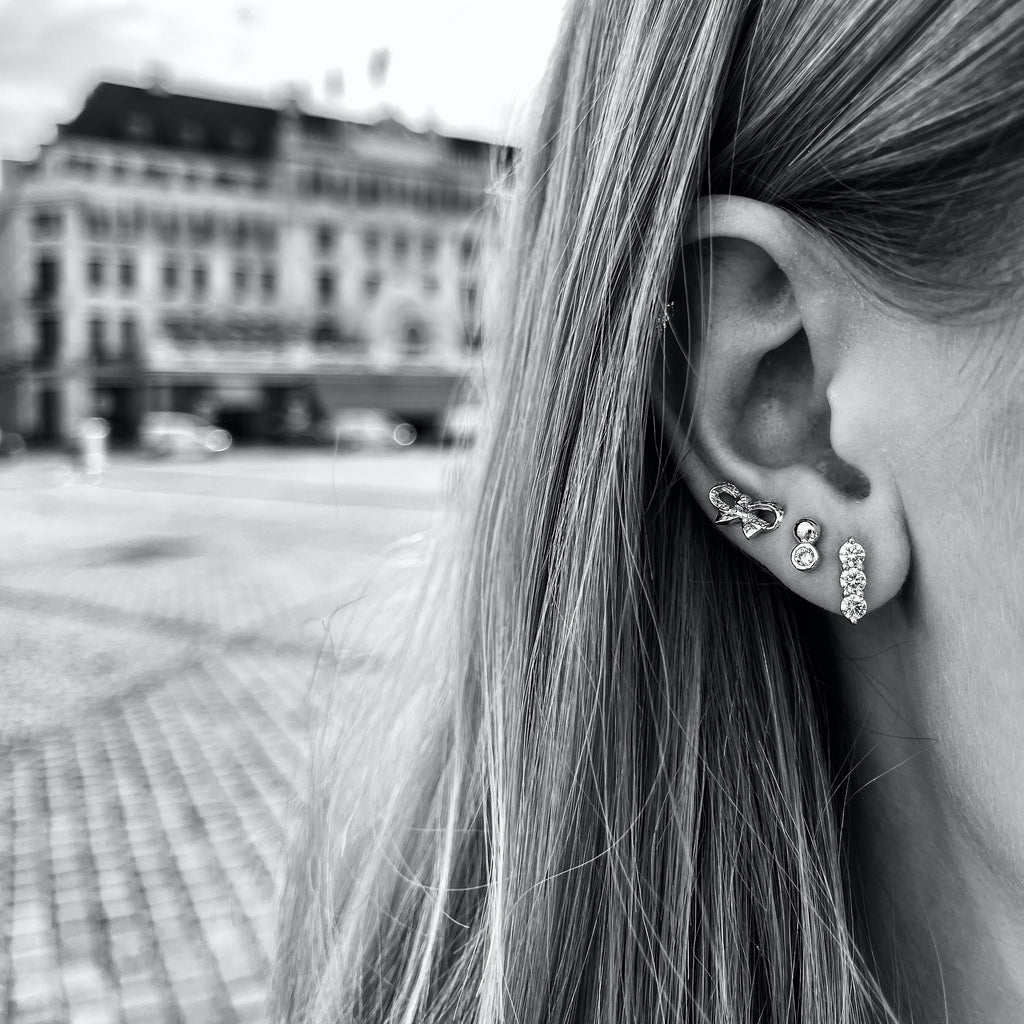 FLORENCE, Uffizi small Bow Studs, Gold/Diamonds