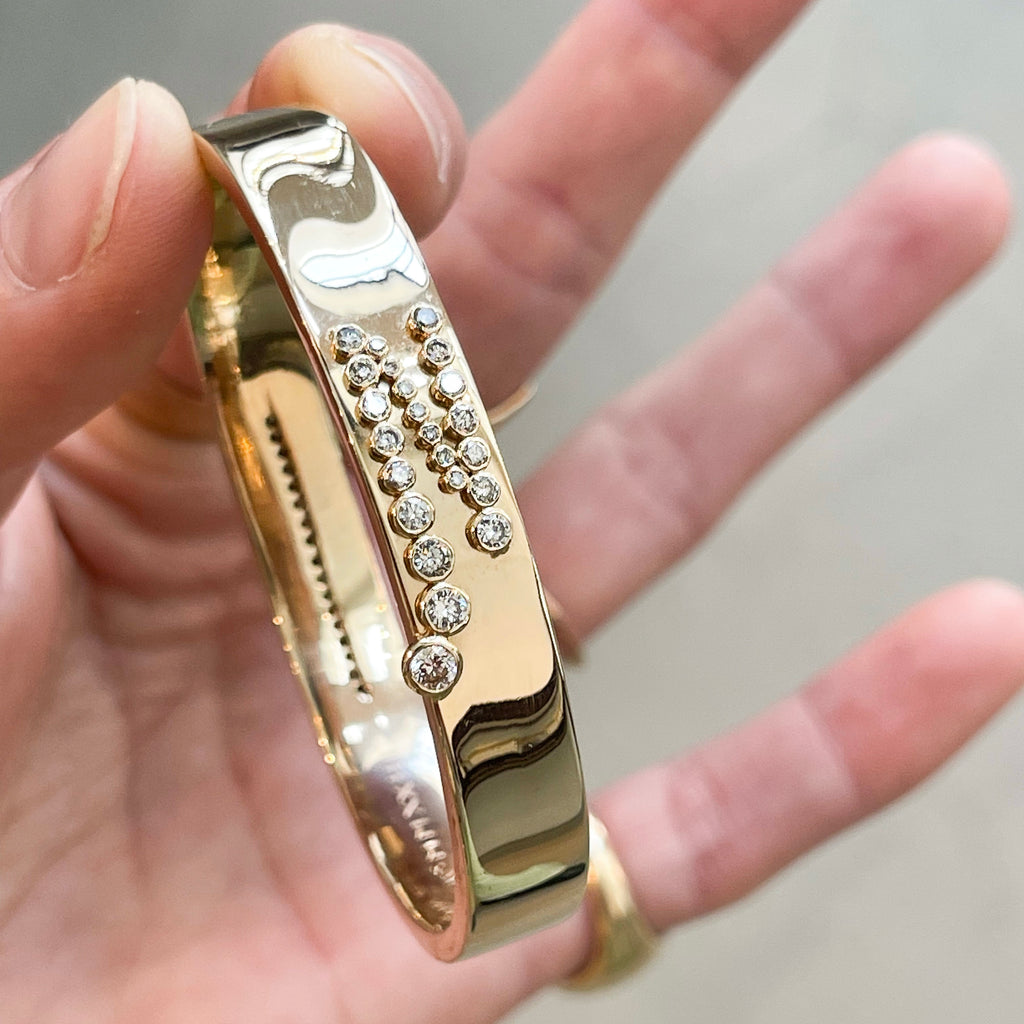 DIAMONDS, The LETTER Bangle, gold/white