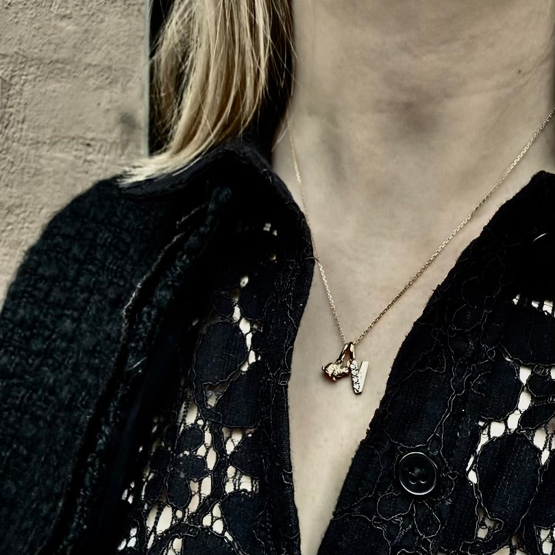 LETTERS, V Diamond Pendant 0,10ct, Gold/Diamonds