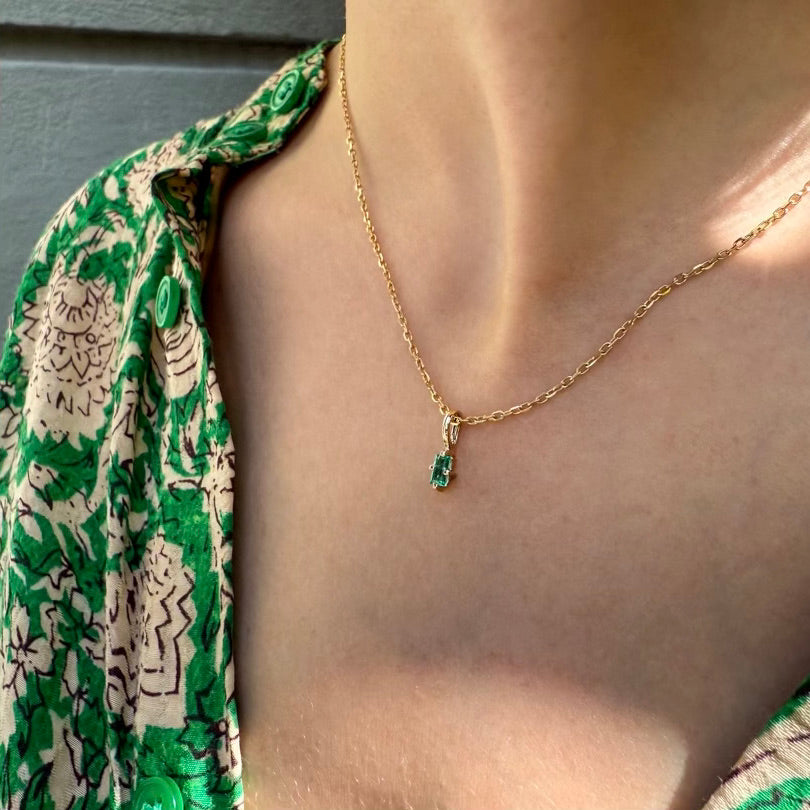 ZAMBEZI, Twala Baguette Pendant 0,13ct, Gold/Emerald