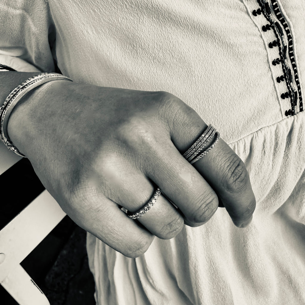 Aligned, 1/3-Line Curved 0,10 ct, Gold/White