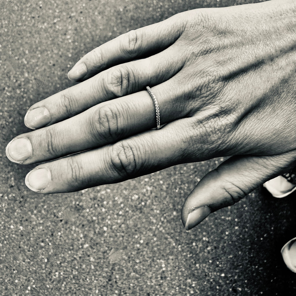 Aligned, 1/3-Line Curved 0,10 ct, Gold/White