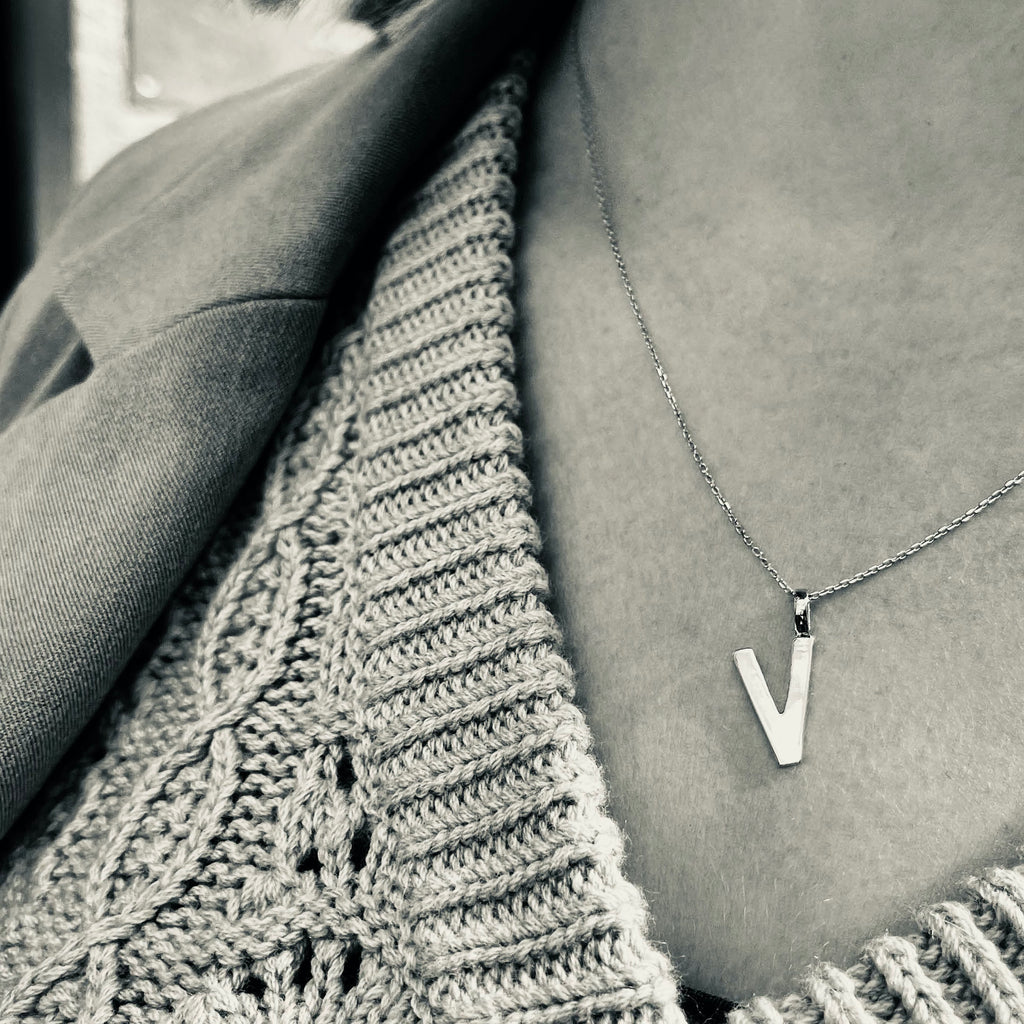 LETTERS, V Mega Pendant, Gold