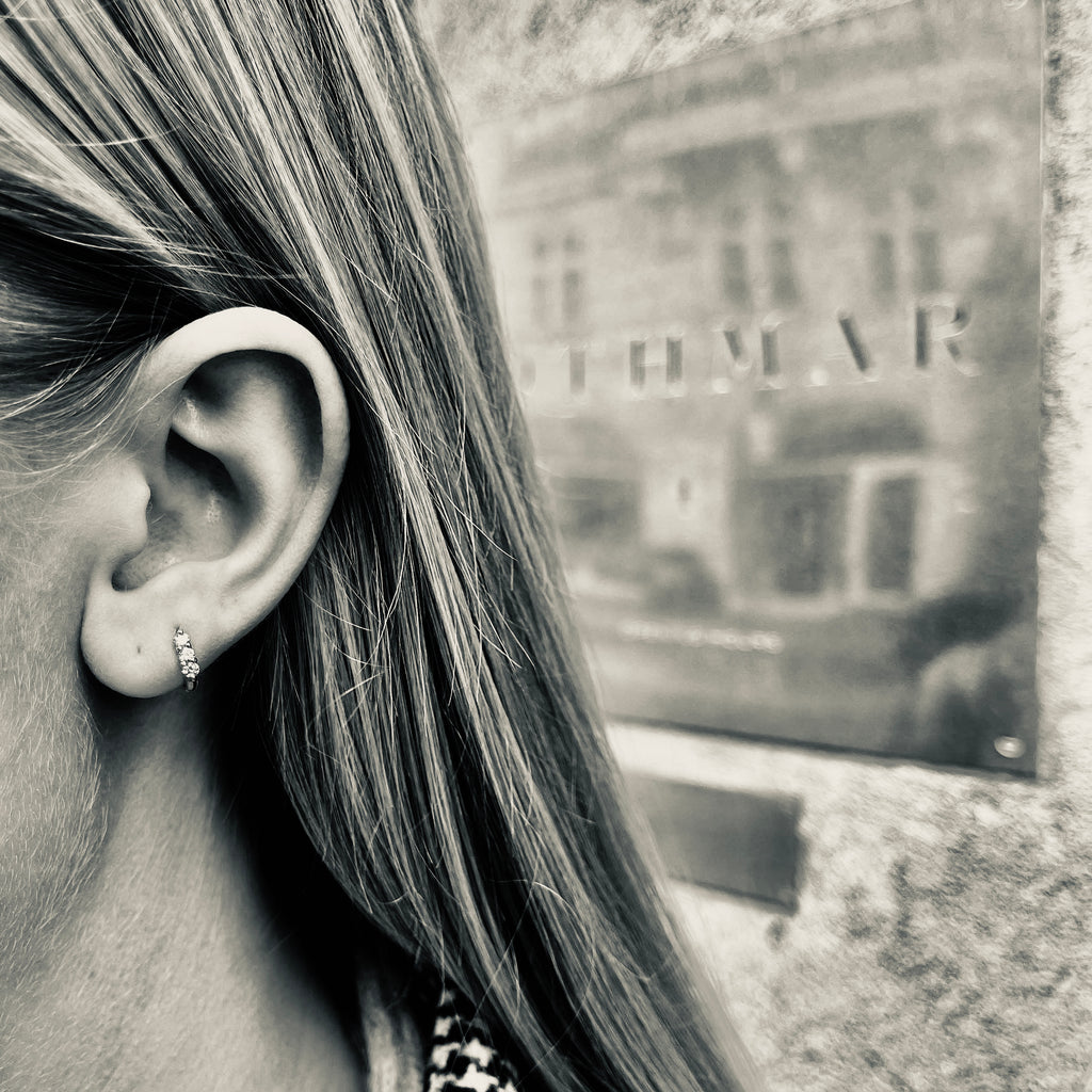 OLYMPIA, Hera huggies 8mm 0,18ct, Gold/White