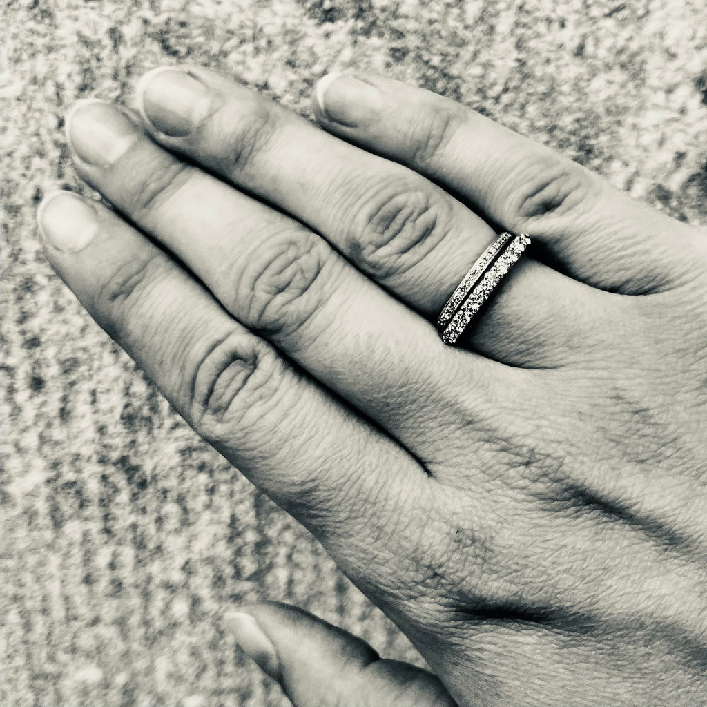 Aligned, 1/3 Line 2mm Ring, Gold/White