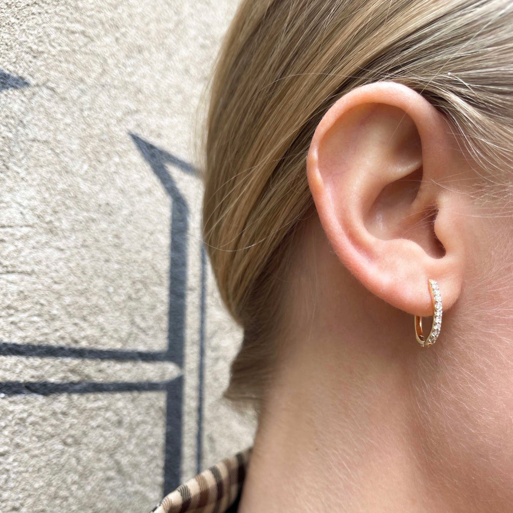 ALIGNED, EVEN Oval huggies 15mm 0,30ct, Gold/White