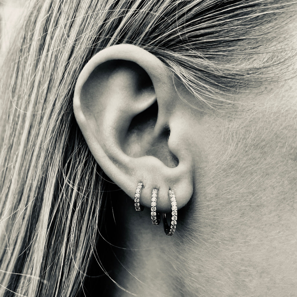 ALIGNED, EVEN round huggies 12mm 0,20ct, White/White