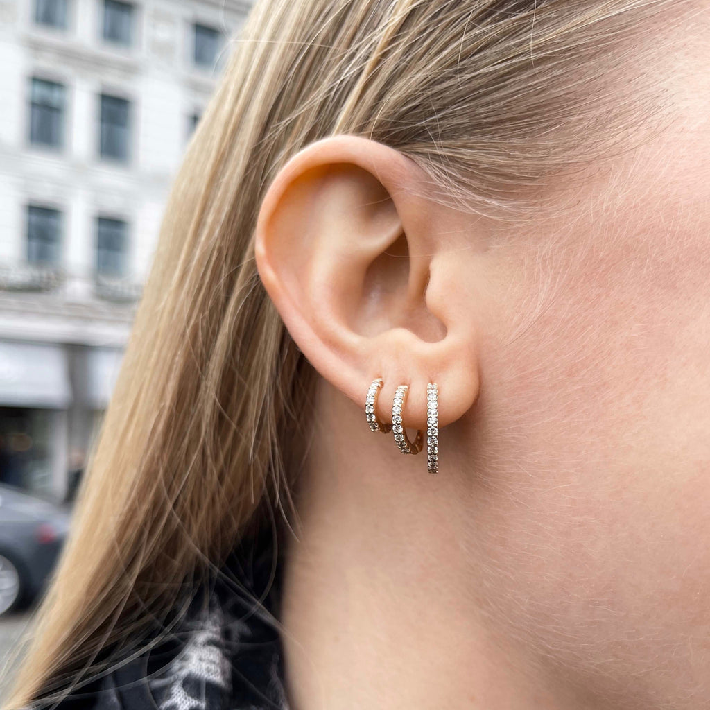 ALIGNED, EVEN round huggies 12mm 0,20ct, Gold/White