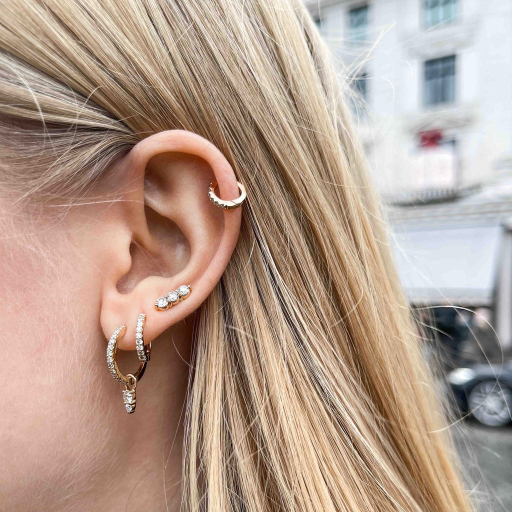 ALIGNED, EVEN round huggies 12mm 0,20ct, Gold/White