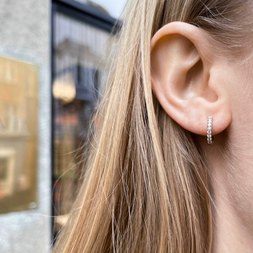 ALIGNED, EVEN round huggies 12mm 0,20ct, Gold/White