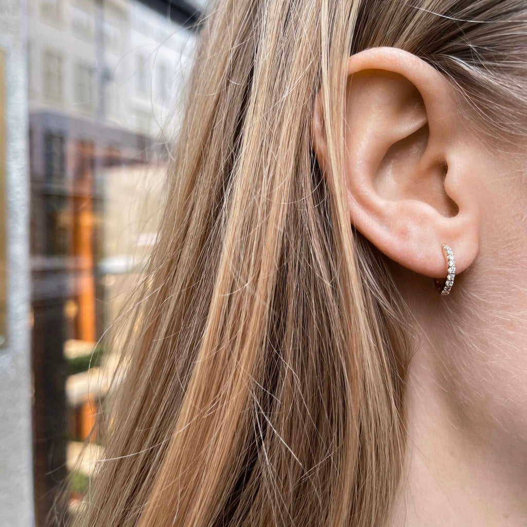 ALIGNED, EVEN round huggies 12mm 0,20ct, Gold/White