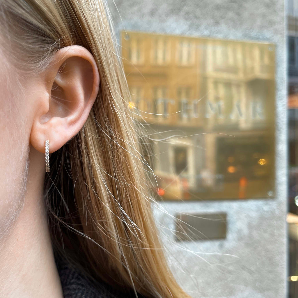 ALIGNED, EVEN round huggies 15mm 0,30ct, Gold/White