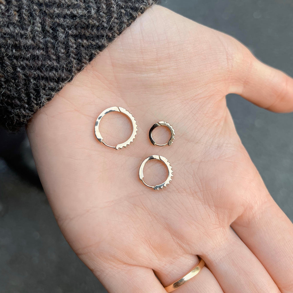 ALIGNED, EVEN round huggies 12mm 0,20ct, Gold/White