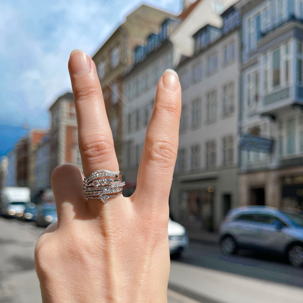 Aligned, 1/3 Line 2mm Ring, White/White