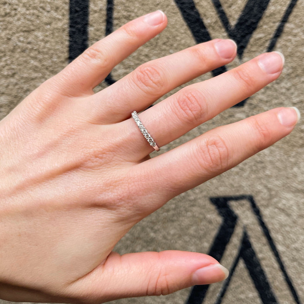 Aligned, 1/3 Line 2mm Ring, White/White