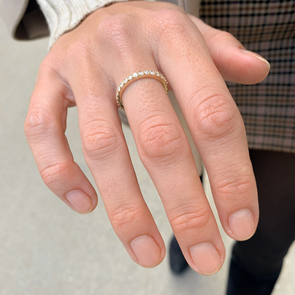 Aligned, 1/1 Line 2mm Ring, Gold/White