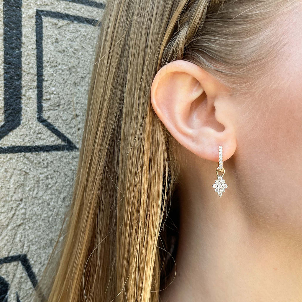 ALIGNED, EVEN oval huggies 12mm 0,20ct, Gold/White