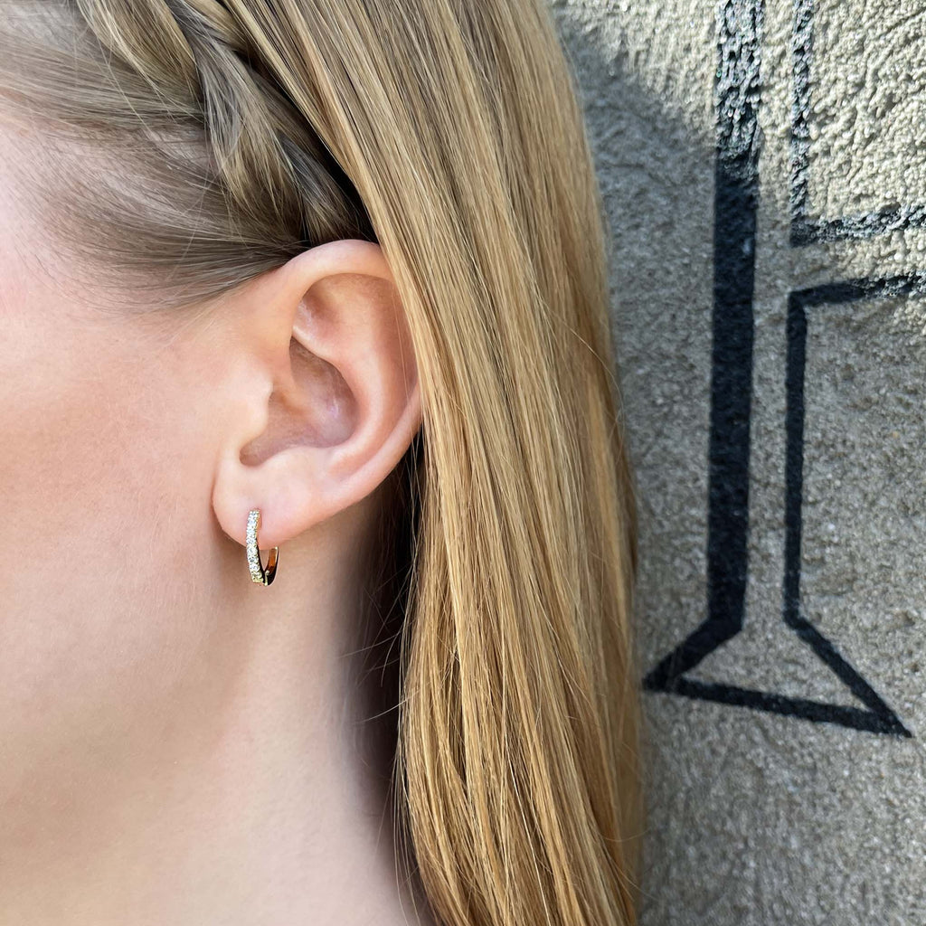 ALIGNED, EVEN oval huggies 12mm 0,20ct, Gold/White