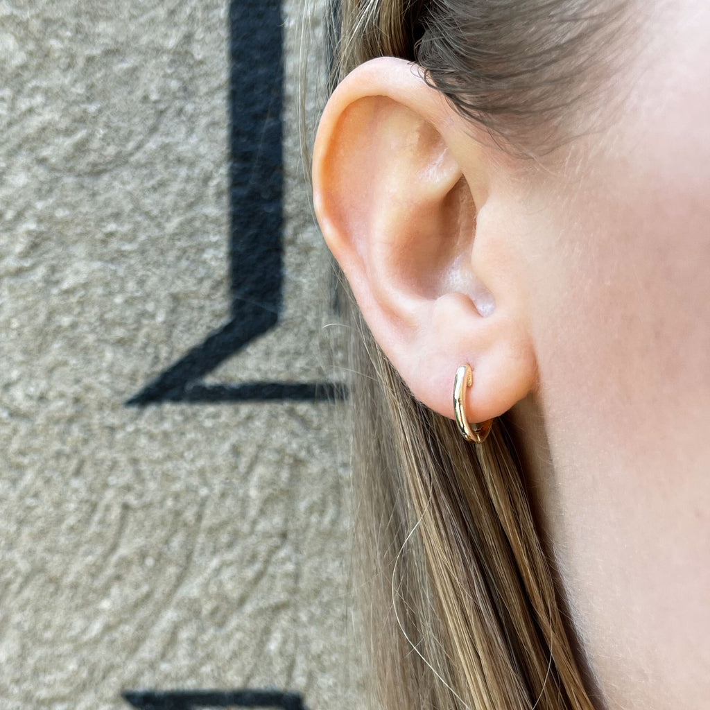 ALIGNED, Oval plain huggies, Gold